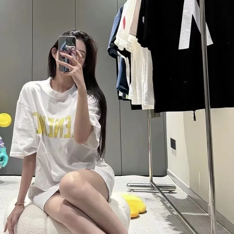 P80✨🔥 BALENCIAGA Paris tape letter printed short-sleeved T-shirt. Custom-woven and dyed 280g combed cotton heavyweight fabric. Zero color difference in threads. Perfect details. Different from the current currency version. Welcome to compare. Same Style for men and women. Must-sell in the picture above. Color: White Black Size: 1 2 3 4